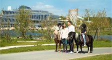 Balade à poney à Center Parcs Villages Nature Paris